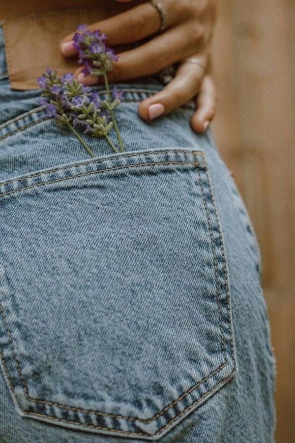 How to Select the Perfect Cut of Denim That Shapes and Lifts for a Casual Sexy Look?