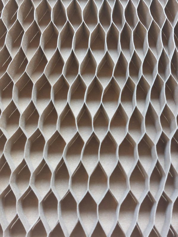 What are the characteristics of honeycomb packaging ?